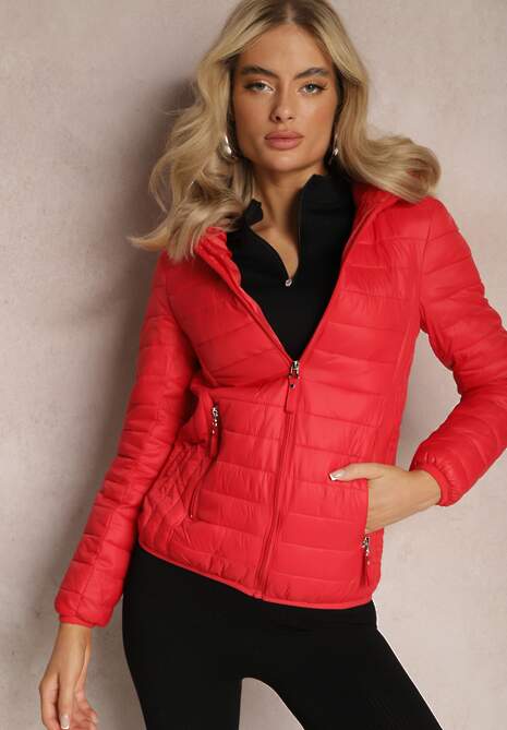 Czerwona Kurtka z Pikowaniem i Nieodpinanym Kapturem Kessane