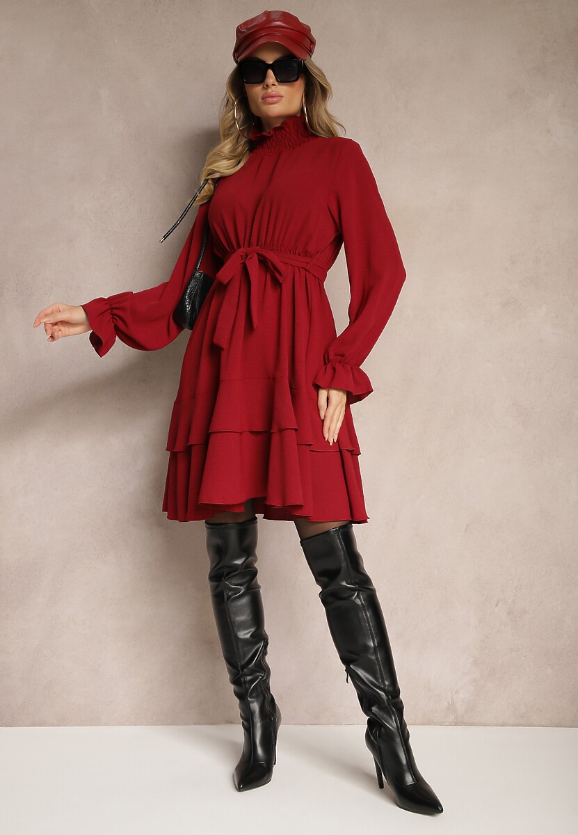 Bordowa Sukienka z Falbankami i Golfem z Gumką w Talii i Dodatkowym Wiązanym Paskiem Savire