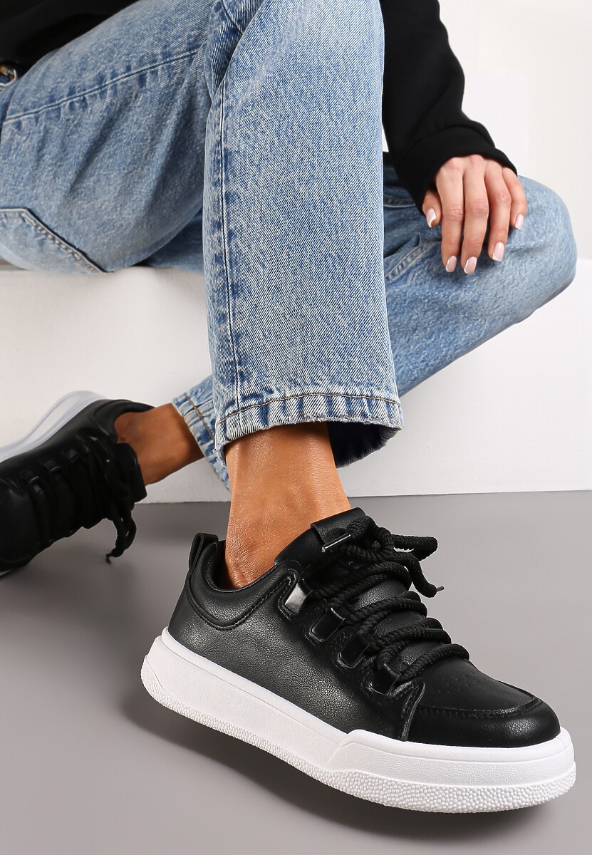 Czarne Sneakersy z Ozdobnymi Sznurówkami i Perforacją na Nosku Equita