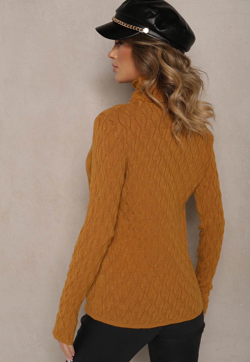 Brązowy Golf z Wiskozą w Tłoczony Wzór Przeszyty Metaliczną Nitką Neldora