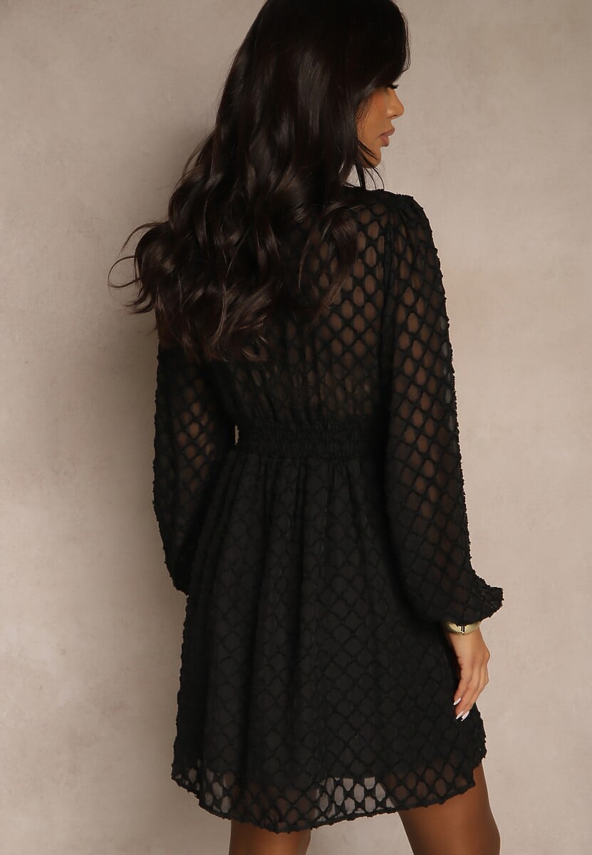 Czarna Sukienka z Tkaniny Plumeti o Rozkloszowanym Kroju z Dekoltem V Zenarela