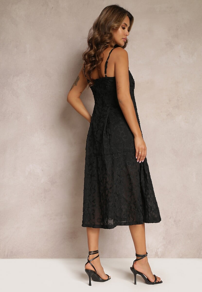 Czarna Sukienka z Delikatną Fakturą i Rozcięciem na Dole Kendia