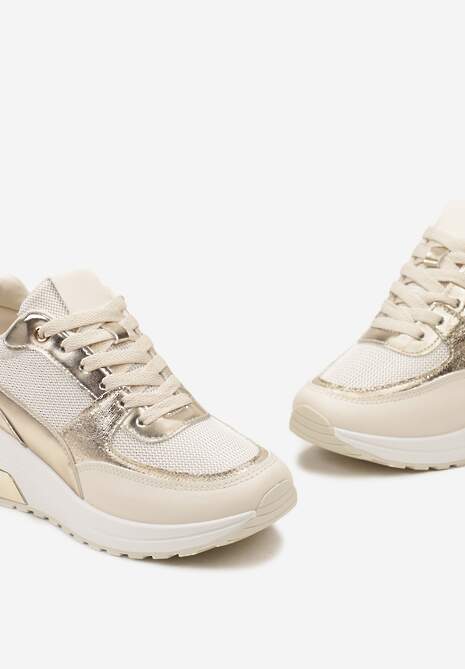 Beżowe Sneakersy na Niewysokim Koturnie z Metalicznymi Naszywkami Swerdia