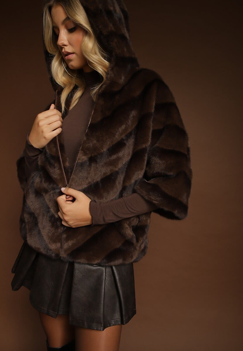 Brązowa Kurtka Futrzana o Kroju Oversize z Kapturem i Rękawami 3/4 Titene