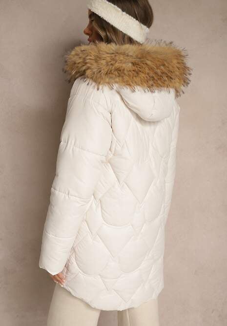 Biała Kurtka z Pikowanymi Przeszyciami i Kapturem z Futerkiem Olarissa