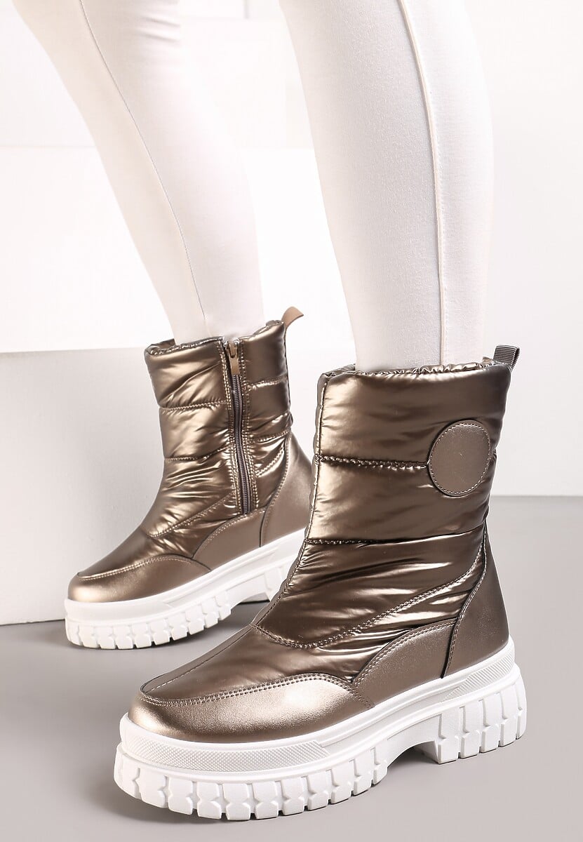 Brązowe Pikowane Śniegowce za Kostkę z Metalicznym Połyskiem i Naszywką Kinicro