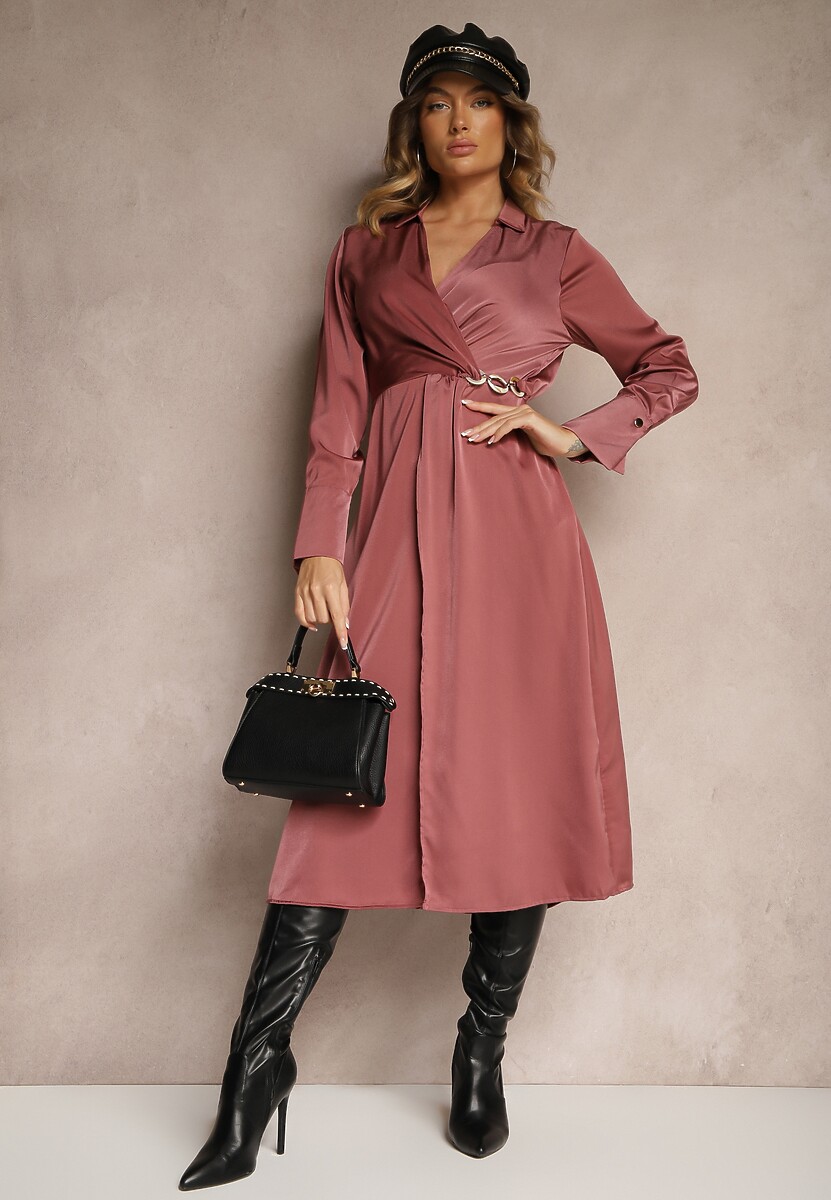 Ciemnoróżowa Satynowa Sukienka Kopertowa z Gumką i Łańcuszkiem w Talii Shaffa