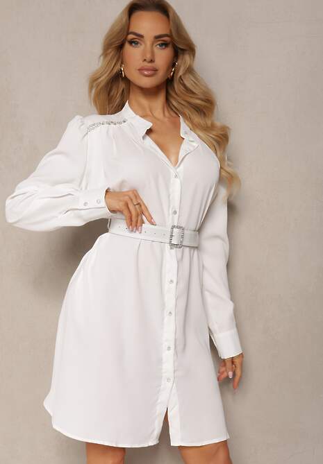 Biała Sukienka o Koszulowym Kroju z Materiałowym Paskiem i Guzikami Ozdobiona Cyrkoniami Frantia