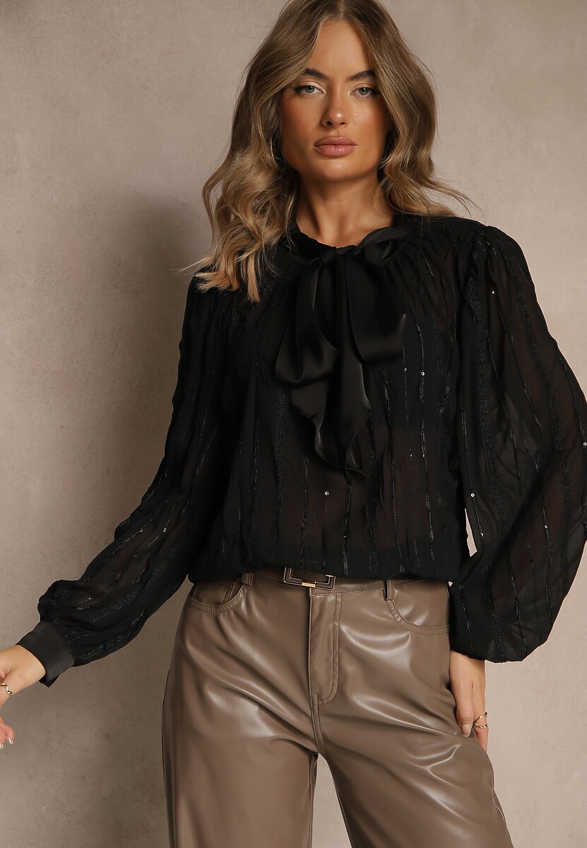 Biała Tłoczona Bluzka o Koszulowym Kroju z Ozdobnym Wiązaniem Sepalea