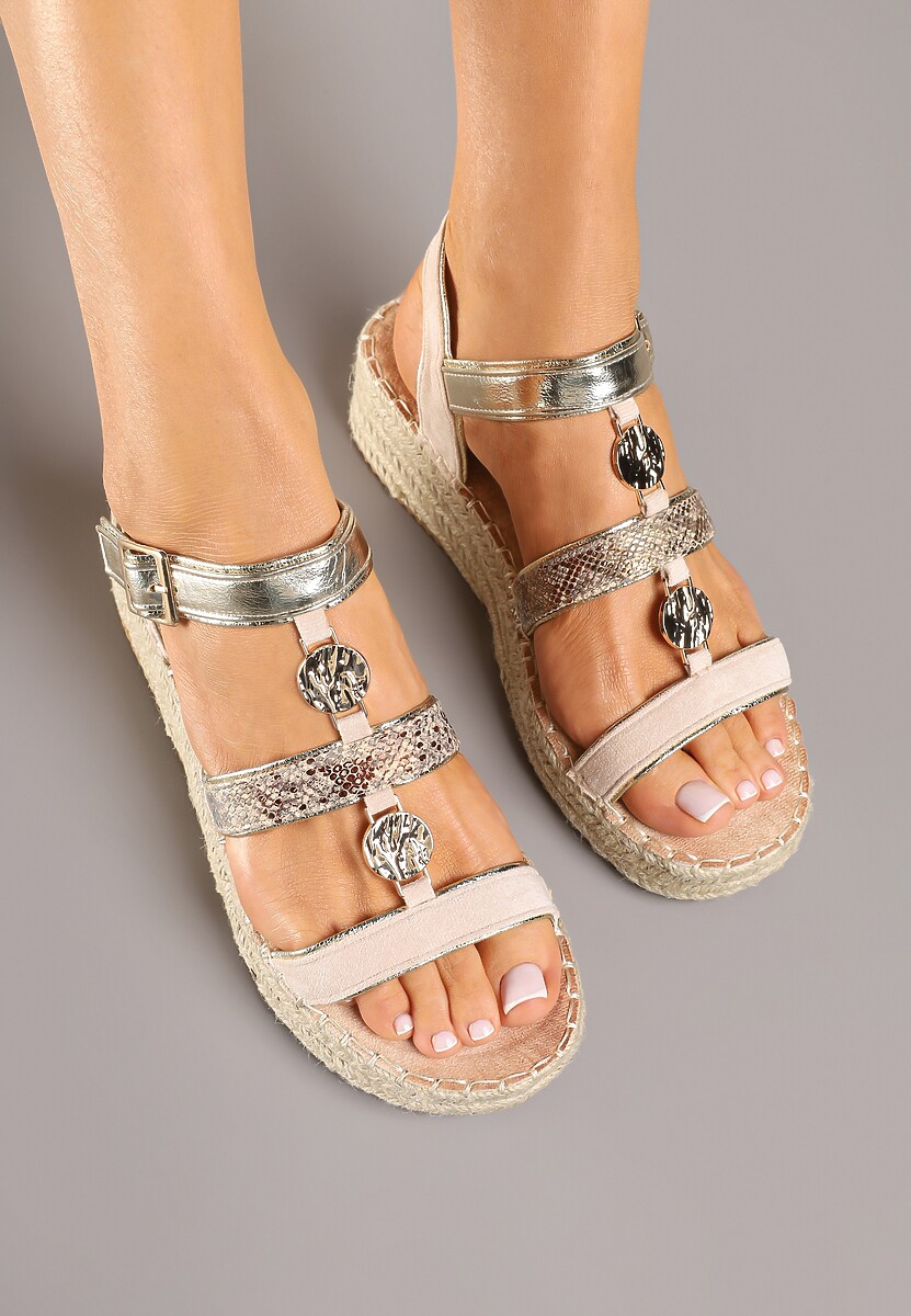 Beżowe Sandały z Metalowymi Ozdobami i Plecionką na Podeszwie Karauri