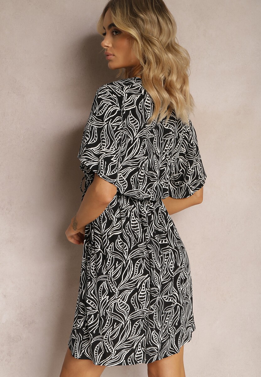 Czarno-Biała Sukienka w Drobny Wzór o Rozkloszowanym Fasonie Wiązana w Talii Ferettia