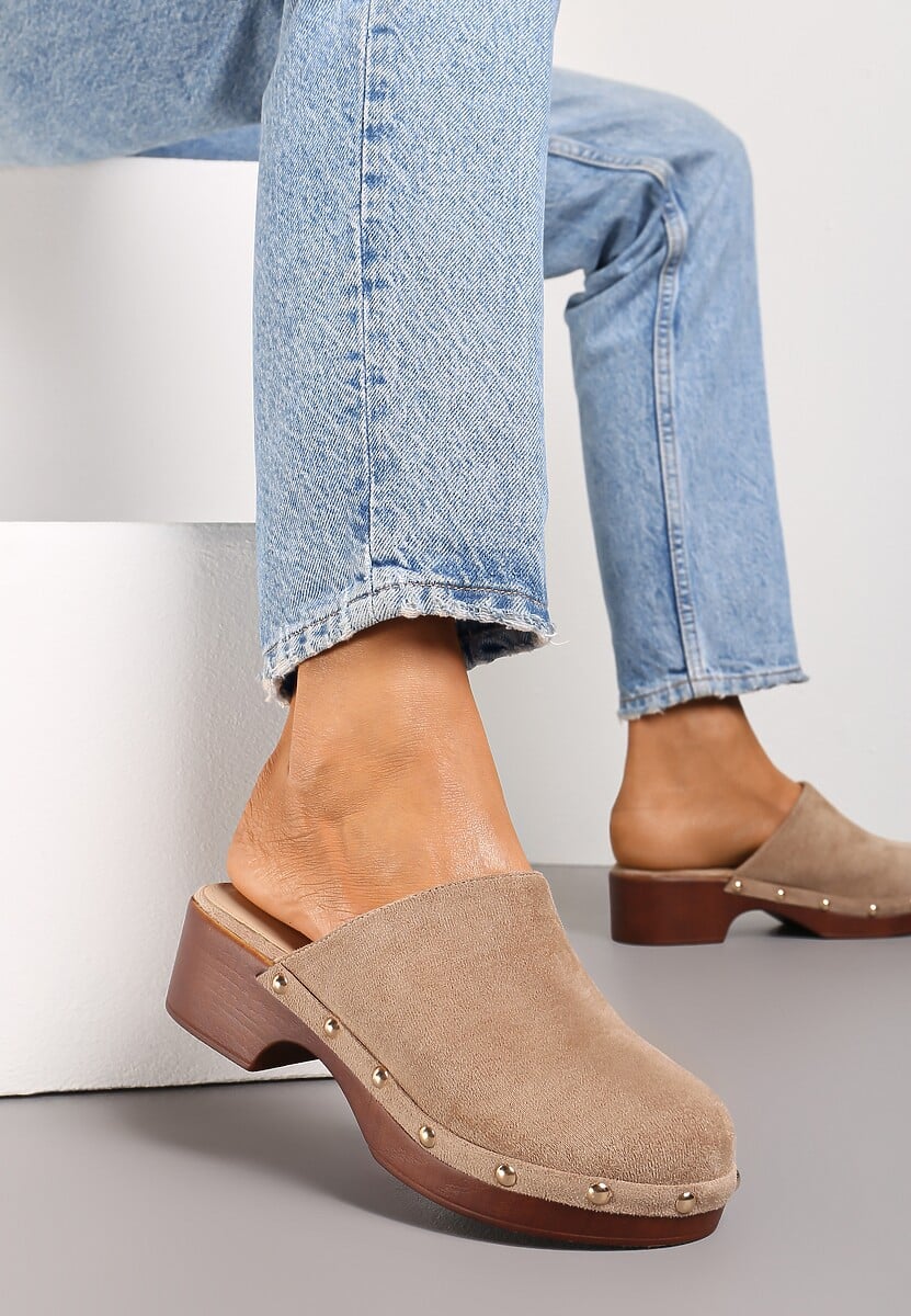 Czarne Klapki Typu Drewniaki z Nitami i Płaskim Obcasem Nerai