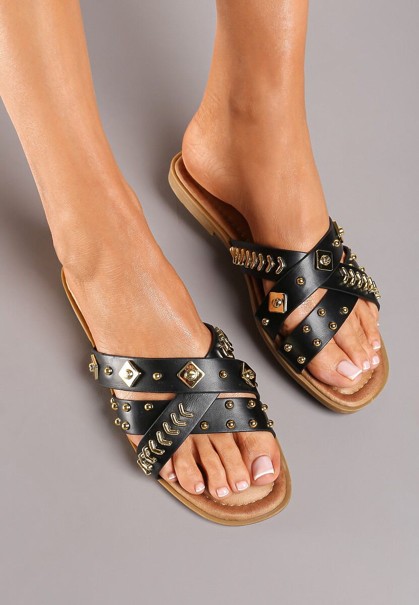 Białe Klapki na Płaskiej Podeszwie w Klasycznym Stylu Wykończone Nitami Cotarra