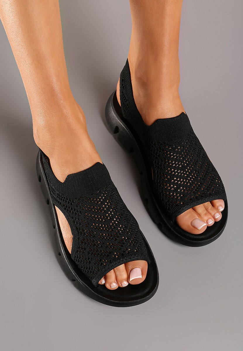 Czarne Sandały na Płaskiej Podeszwie z Perforacją i Ozdobnymi Wycięciami Overia
