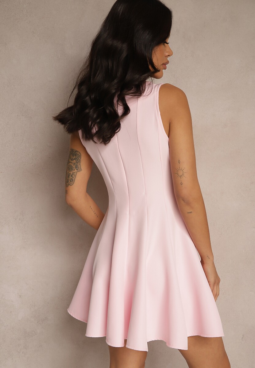 Różowa Sukienka o Rozkloszowanym Kroju z Przeszyciami Lenirae