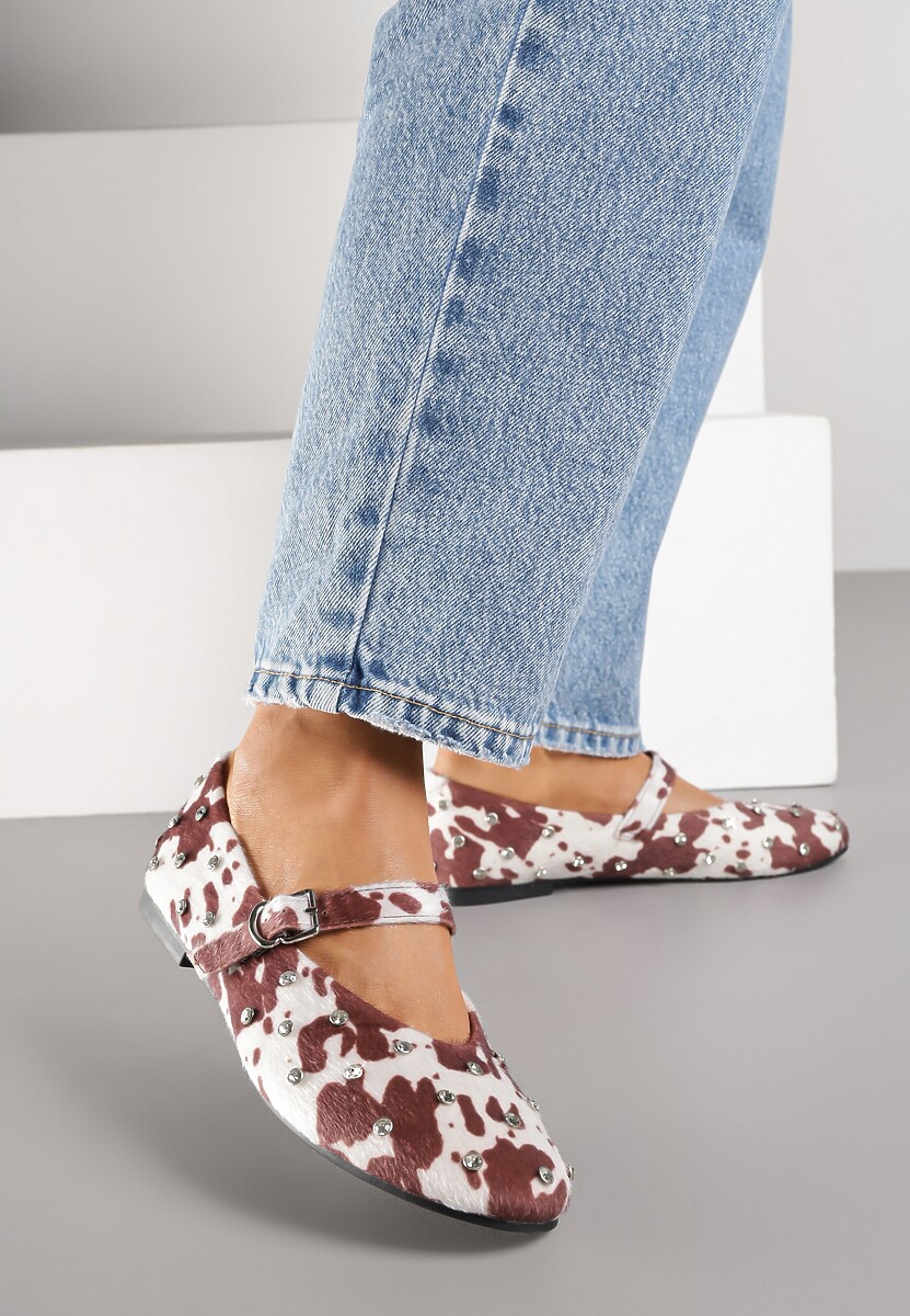 Brązowo-Białe Balerinki Vices w Krowie Łaty w Stylu Mary Jane z Ćwiekami i Skórzaną Wkładką Riladora