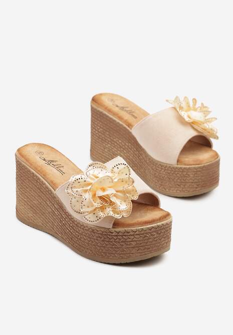 Beżowe Klapki na Plecionym Koturnie z Cyrkoniową Aplikacją w Kształcie Kwiatka Nilhira