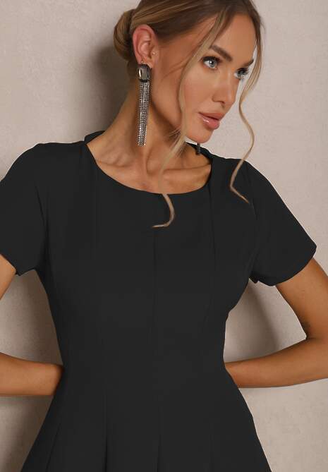 Czarna Sukienka o Rozkloszowanym Kroju na Krótki Rękaw Zdobiona Przeszyciami Mepiza