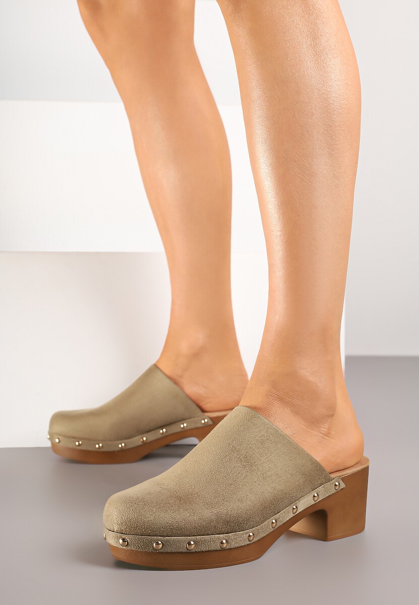 Zielone Klapki Drewniaki Typu Mule na Słupku Zdobione Nitami Hlerra