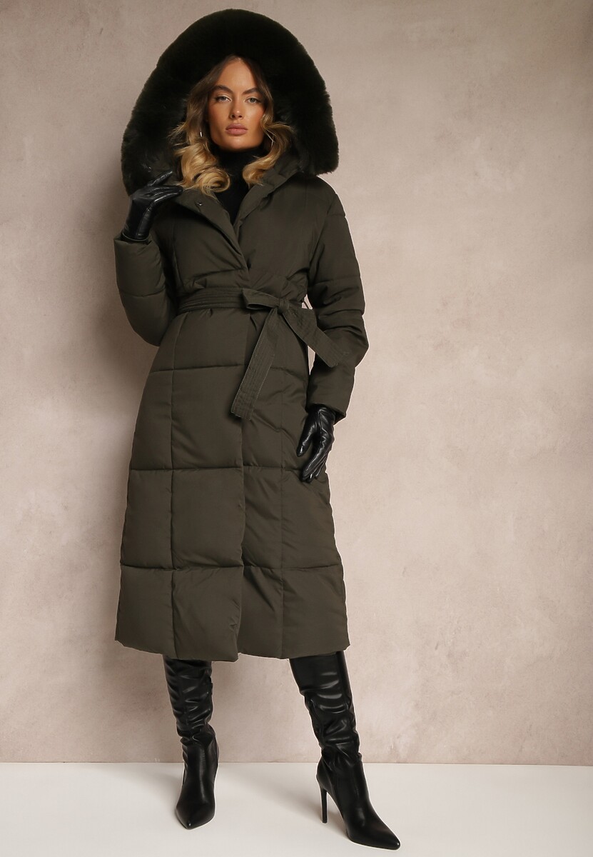 Ciemnozielona Kurtka z Kapturem Zdobionym Futerkiem z Paskiem i Pikowanym Przeszyciem w Kwadraty Kikila