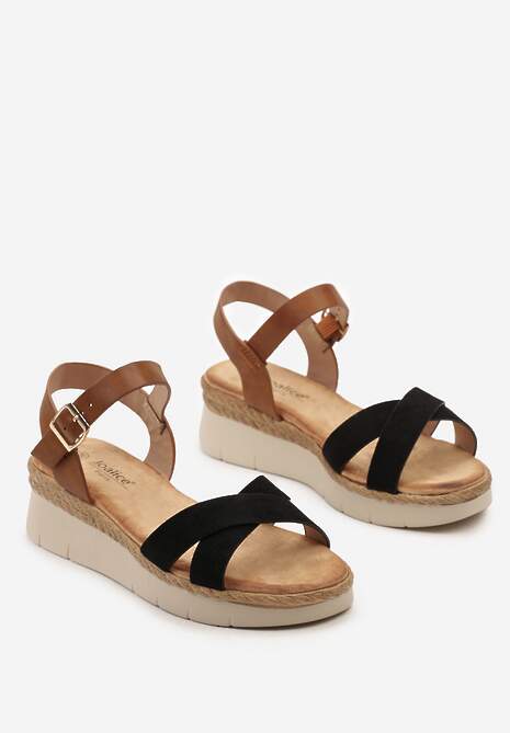 Czarne Sandały z Przeplatanymi Paskami o Metalicznym Połysku na Niskim Koturnie ze Sprzączką Urines