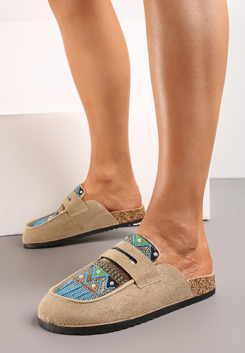 Ciemnobeżowe Klapki na Płaskiej Podeszwie z Imitacji Zamszu Ozdobione Koralikami i Cyrkoniami Giazara