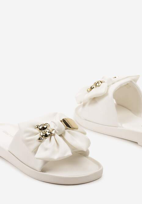 Białe Klapki na Płaskiej Podeszwie z Ozdobione Misiem i Kokardą Eselmarie