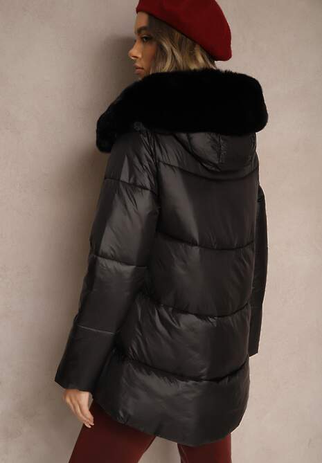 Czarna Kurtka Pikowana z Kapturem Ozdobiona Futerkiem i Dłuższym Tyłem Rinloris