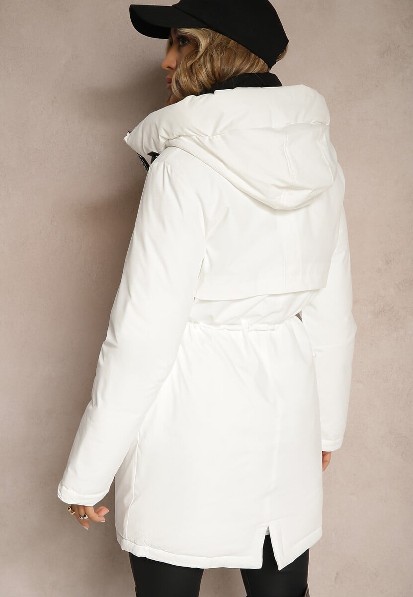 Biała Kurtka Parka ze Ściągaczami w Talii i Kapturem Zdobiona Zawieszką Zeriena