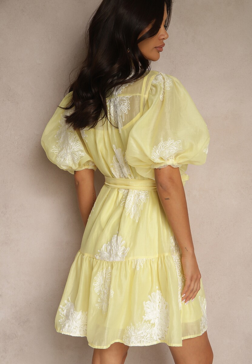 Żółta Sukienka Koszulowa z Bawełną Ozdobiona Paskiem i Haftami Lirine