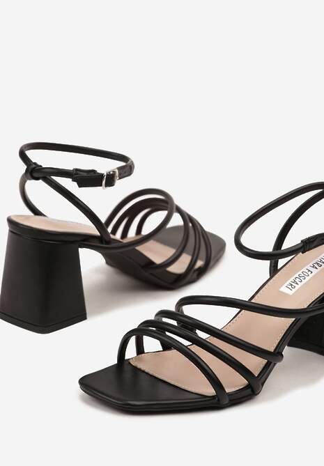 Czarne Sandały na Słupku Ozdobione Paskami Fodelaia