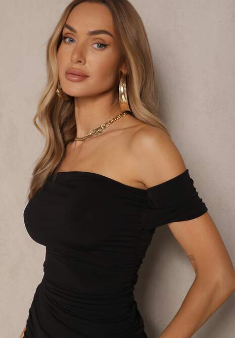 Czarna Sukienka Bodycon z Górą Open Shoulder i Marszczeniem Tosivea