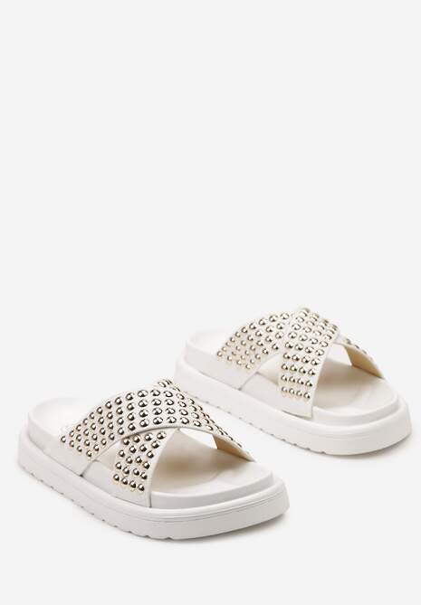 Białe Klapki z Nitami na Skrzyżowanych Paskach Vrinella