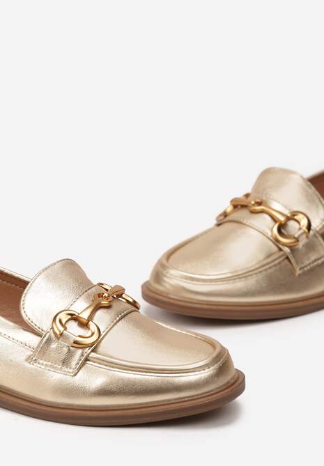 Złote Mokasyny z Ekoskóry na Płaskiej Podeszwie Ozdobione Klamrą i Przeszyciami Fiviaha