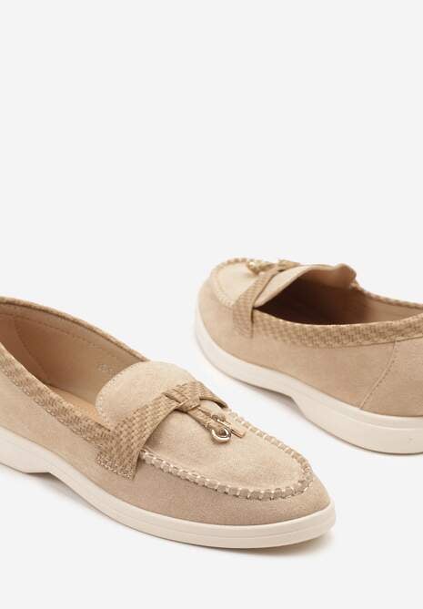 Ciemnobeżowe Mokasyny Ozdobione Metalicznymi Aplikacjami i  Geometrycznym Wzorem Raviloria