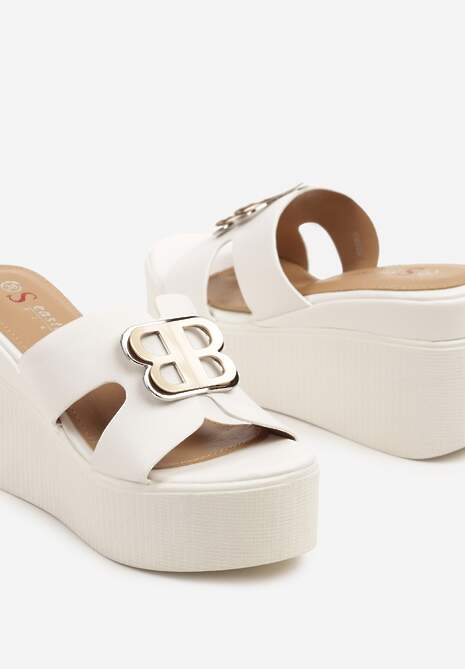 Białe Klapki na Platformie i Koturnie z Metaliczną Ozdobą Talieras