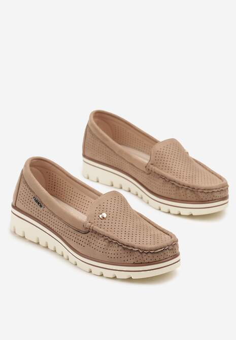 Ciemnobeżowe Mokasyny z Metaliczną Ozdobą i Perforacją Zairina