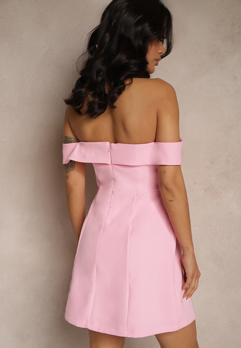Jasnoróżowa Koktajlowa Sukienka Bandeau z Zakładką Przy Dekolcie Milzemis