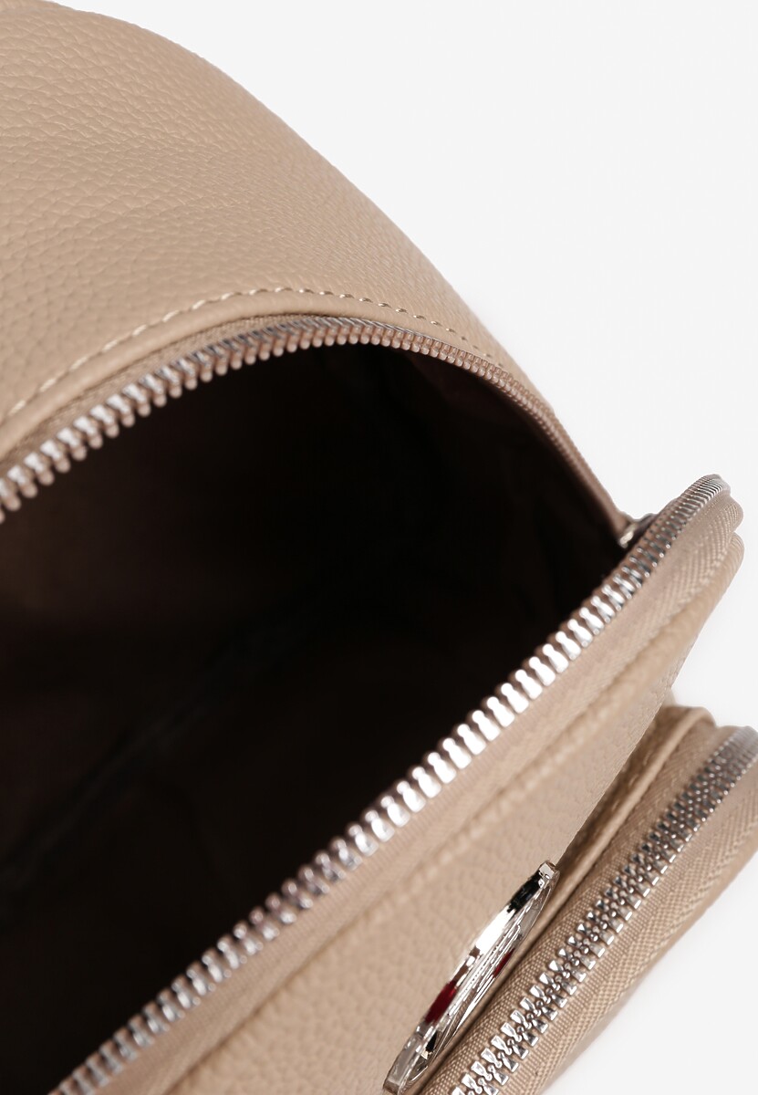 Jasnobeżowy Mały Plecak Zdobiony Metalowym Detalem Wyposażony w Dodatkową Kieszeń Savarosa