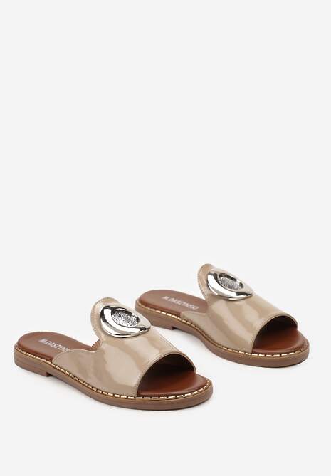 Beżowe Płaskie Klapki z Asymetrycznym Paskiem i Okrągłą Klamerką Dostaria