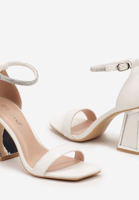 Białe Sandały na Słupku z Metaliczną Wstawką i Cyrkoniami Xiramla