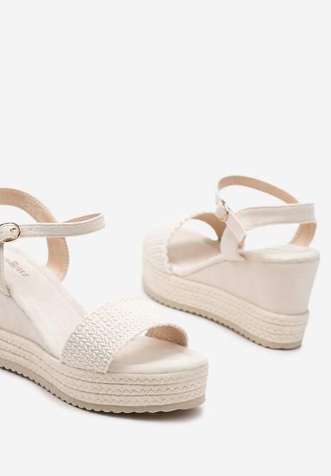 Beżowe Sandały na Koturnie Wykończonym Plecionką z Rafii i Zapięciem przy Kostce Kionara