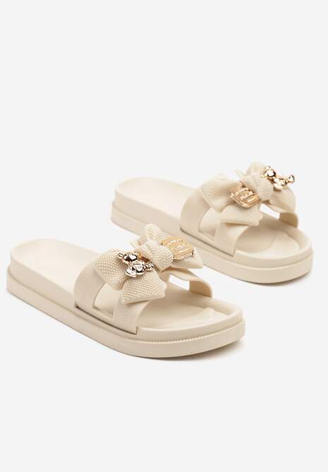 Beżowe Klapki Ozdobione Metalicznymi Aplikacjami i Kokardą Alovisa