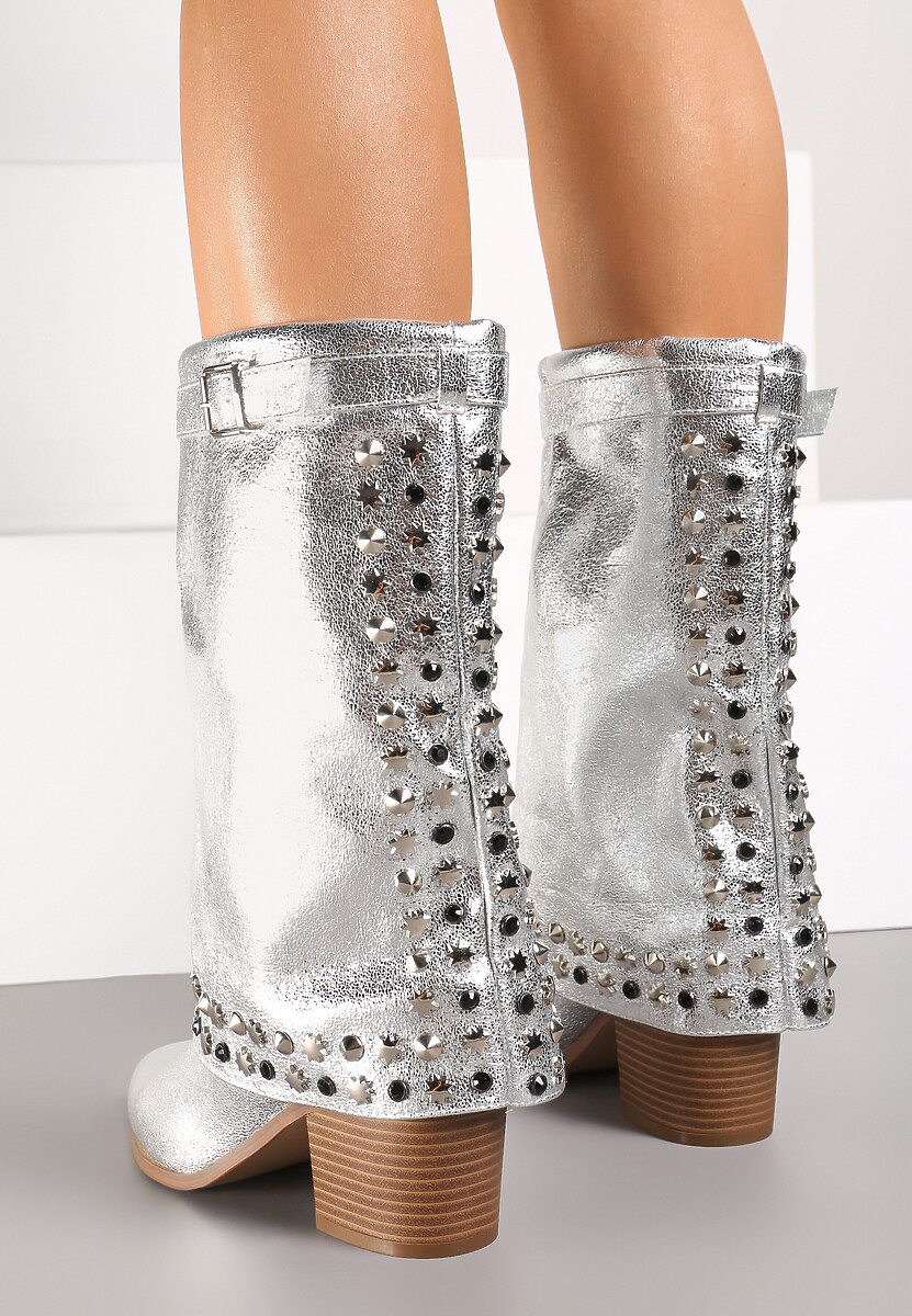 Srebrne Kozaki Kowbojki na Słupku Ozdobione Klamrą Ćwiekami i Wywiniętą Cholewką Izavira