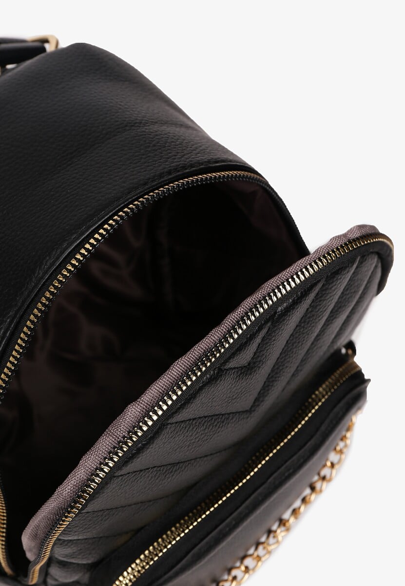 Czarny Plecak Ozdobiony Łańcuszkiem i Pikowaniem Kolaggia