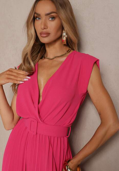 Fuksjowy Kopertowy Kombinezon Wide Leg Zdobiony Plisami i Paskiem z Klamrą Salirella