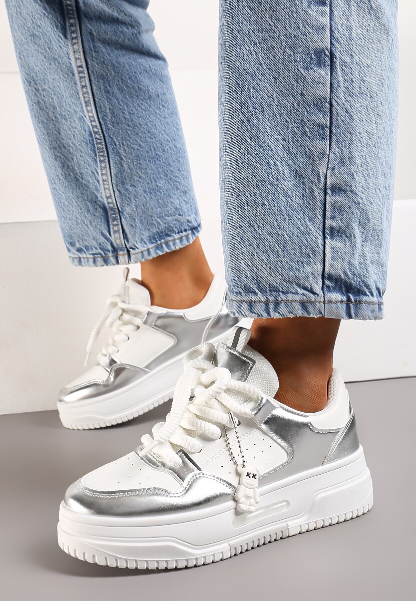 Biało-Srebrne Sneakersy z Zawieszką Misia i Szerokimi Sznurowadłami Alrikad