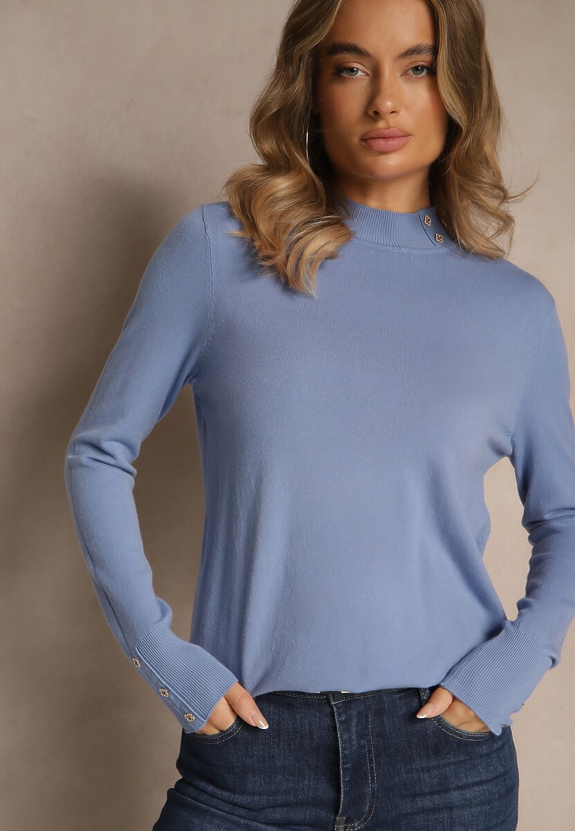 Niebieski Golf o Dopasowanym Kroju Zdobiony Minimalistycznymi Aplikacjami Unissa