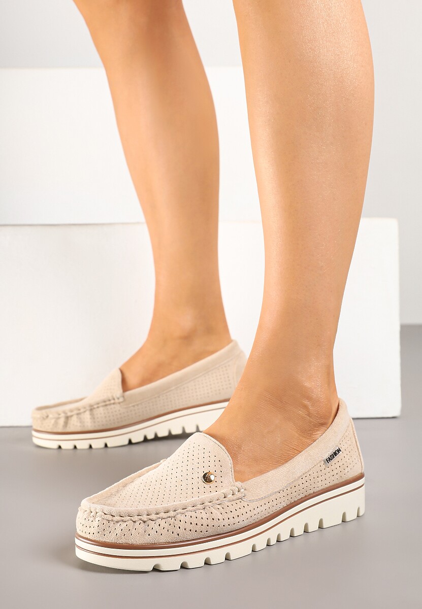 Beżowe Mokasyny z Metaliczną Ozdobą i Perforacją Zairina