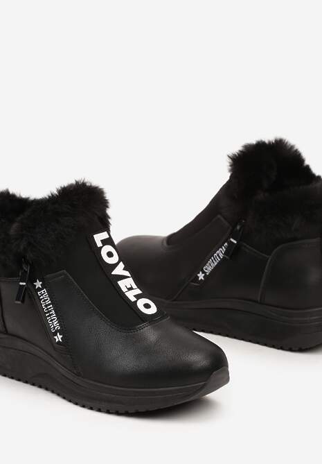 Czarne Sneakersy na Płaskiej Podeszwie Ozdobione Futerkiem i Napisami Rialises